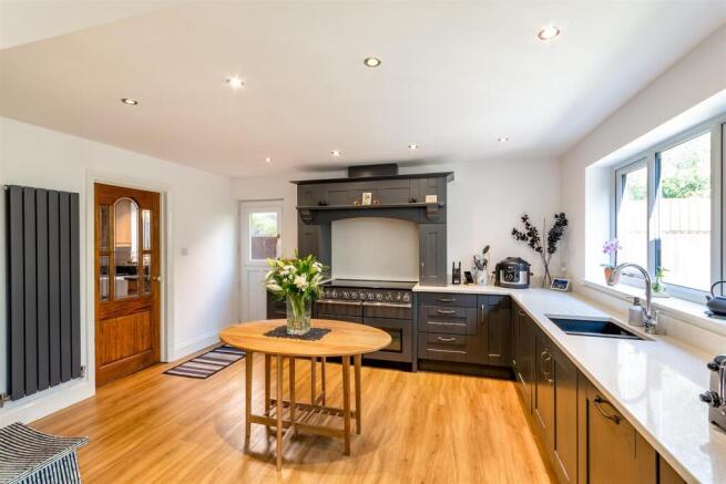 4 bed Detached for sale Image 4