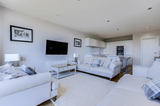 3 bed Flat for sale Image 3