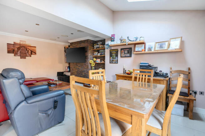 1396044-4-695e4ca...