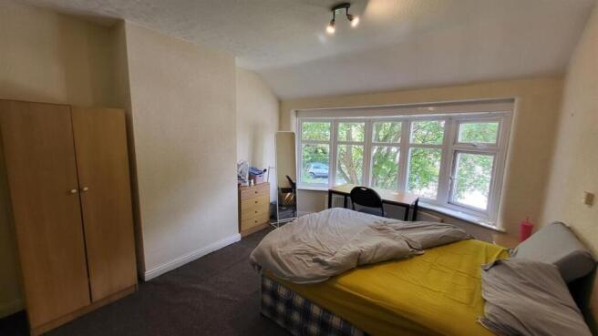 Bright double bedroom with a large bay window l...