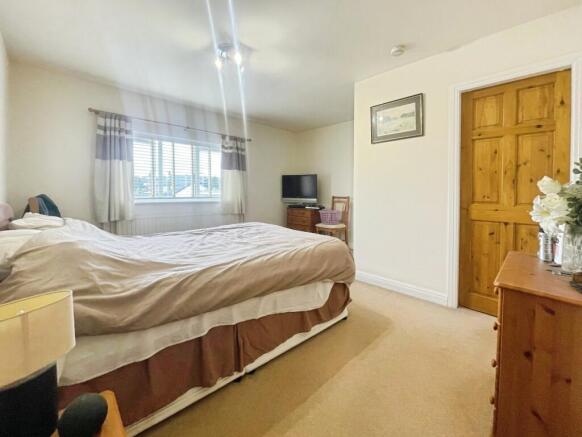 4 bed Semi-Detached for sale Image 11