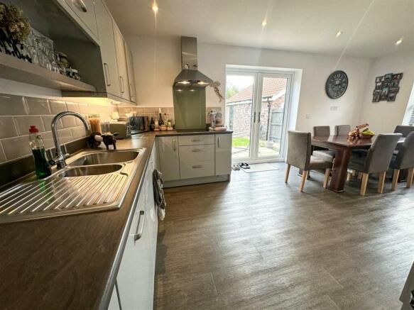 ALTERNATE VIEW OF KITCHEN/DINER