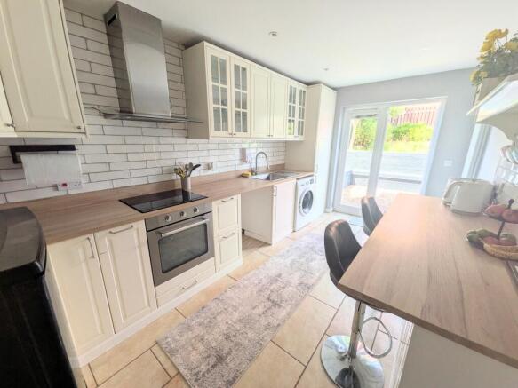 5 bed Detached to rent Image 5