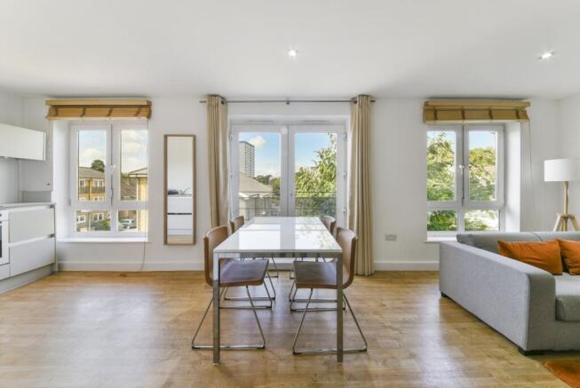 Queensgate House, Bo