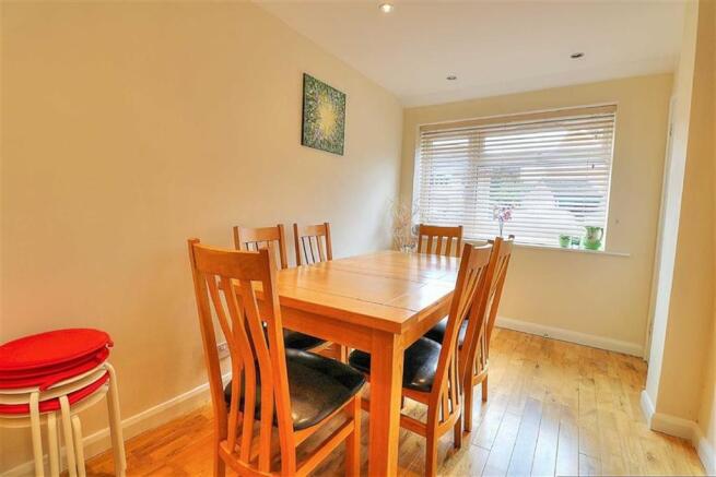 Kitchen/Dining Room: