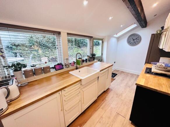 2 bed Terraced to rent Image 5