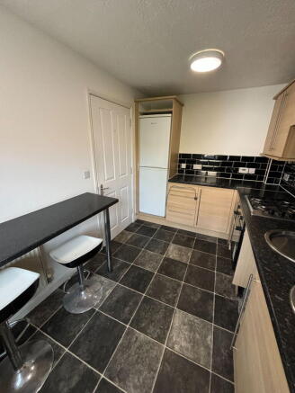 2 bed Semi-Detached to rent Image 6