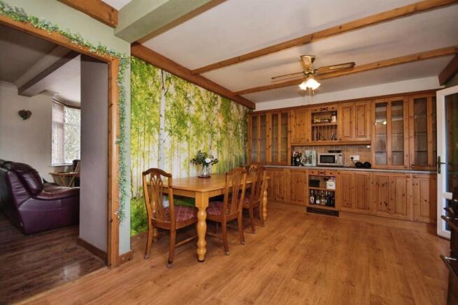 5 bed Detached for sale Image 6