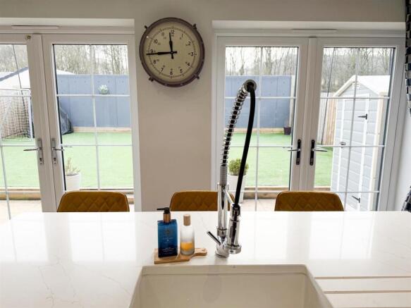 5 bed Detached for sale Image 9