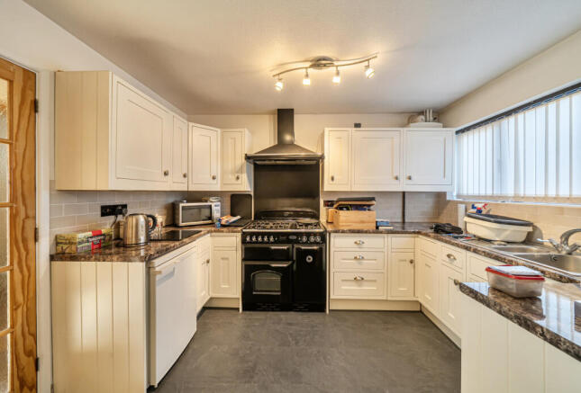 1402198-4-696f879...