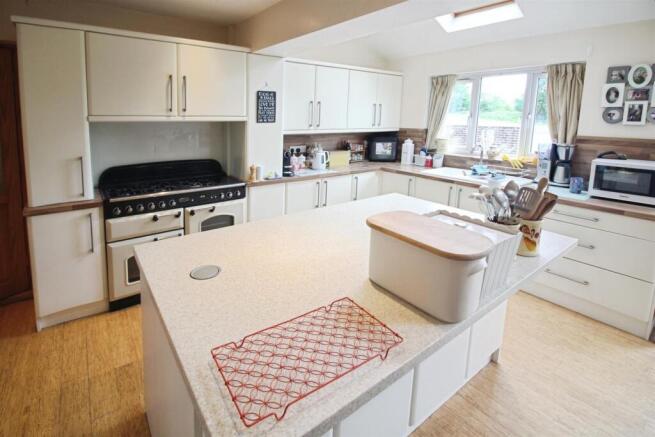 4 bed Semi-Detached for sale Image 6