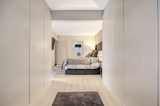 48 Parkfields Dressing Area.jpeg