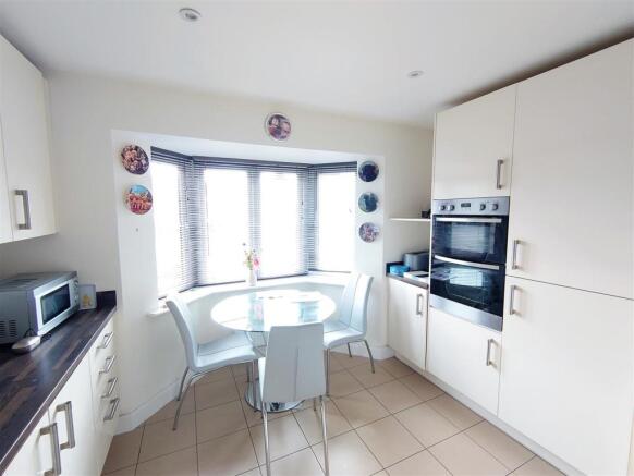 Kitchen b.jpg