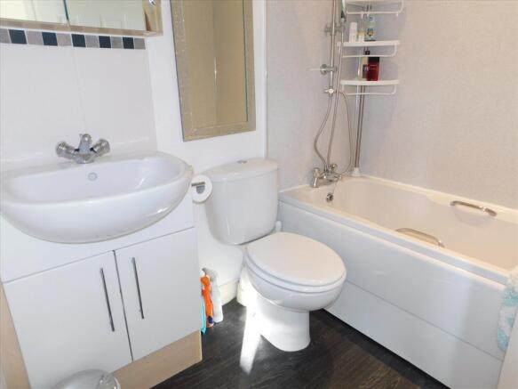 EN SUITE BATHROOM