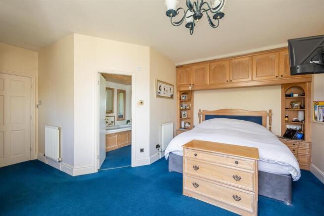5 bed House for sale Image 11