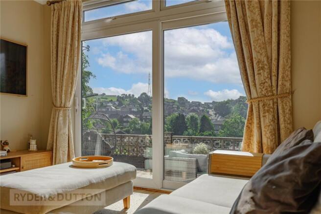 5 bed Detached for sale Image 8