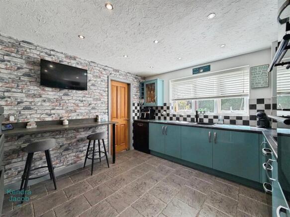 4 bed Detached for sale Image 7