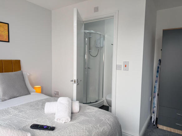 5 bed House to rent Image 5