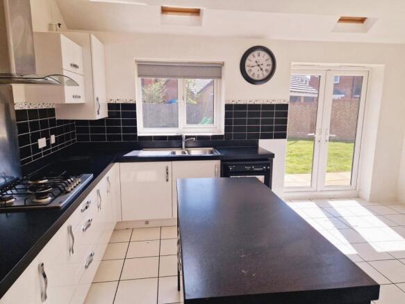 5 bed Detached to rent Image 4