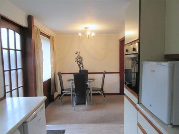 KITCHEN/ DINING AREA