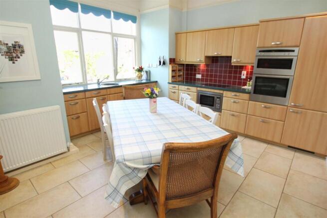 4 bed Detached for sale Image 9