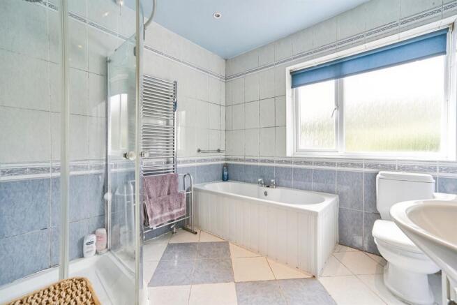 5 bed Detached for sale Image 7