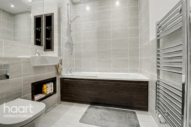 2-bed flat on Finlay Gardens, Hornchurch, £400,000