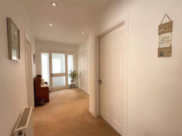 Finsbury Avenue, 19 - Hallway 2.JPG