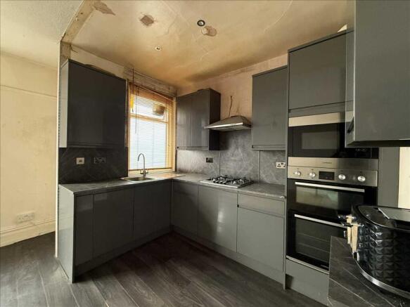2 bed Flat for sale Image 6