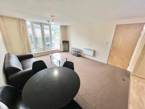 2 bed Apartment to rent Image 4