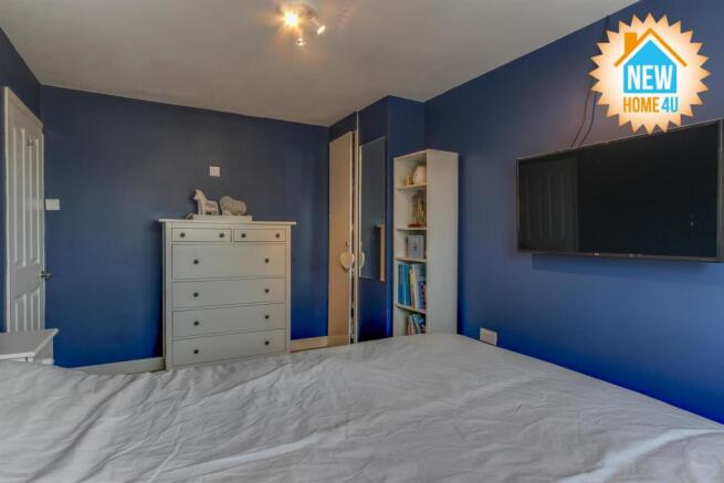 MAIN BEDROOM: