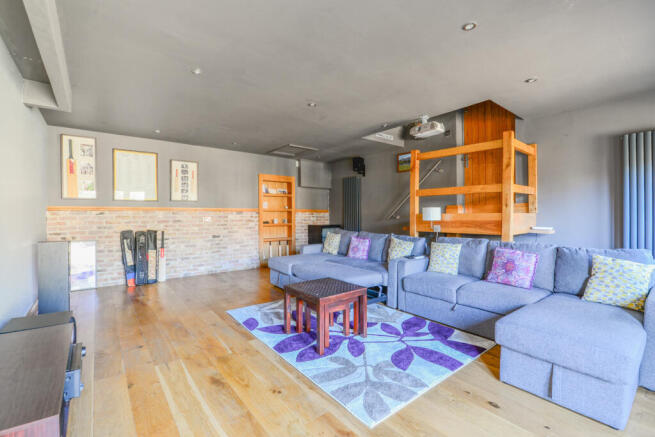 6 bed Detached for sale Image 9