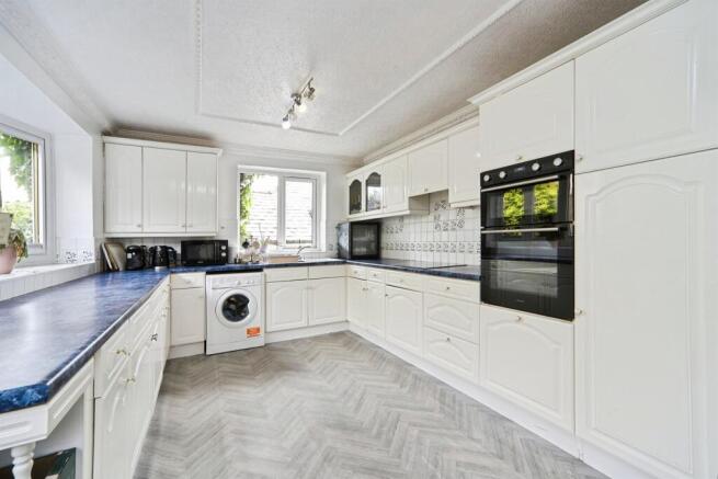 4 bed Detached for sale Image 5
