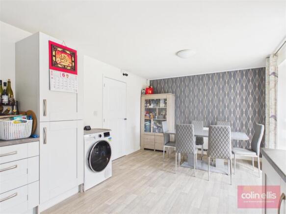 4 bed Detached for sale Image 8