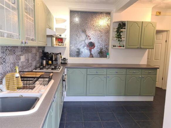 50 Mary st - Kitchen 2.jpg