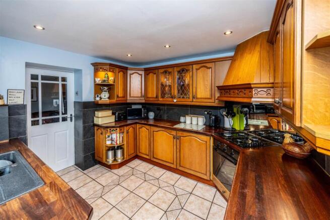 4 bed Semi-Detached for sale Image 6