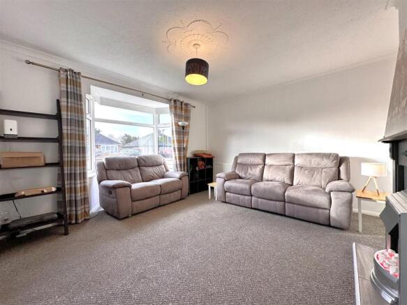 Bay-Fronted Lounge 298