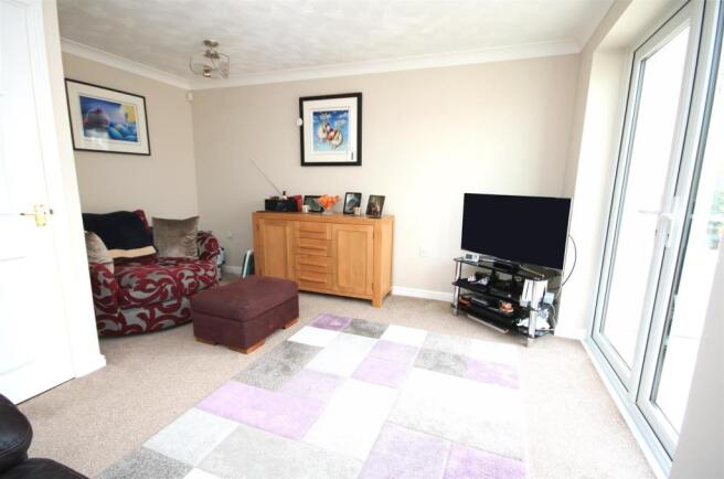 ‘L’ SHAPED OPEN PLAN LIVING / DINING ROOM