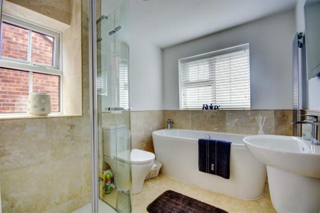 LUXURY HOUSE BATHROOM