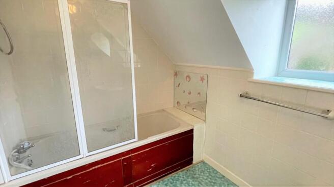 TILED 3 PIECE BATHROOM