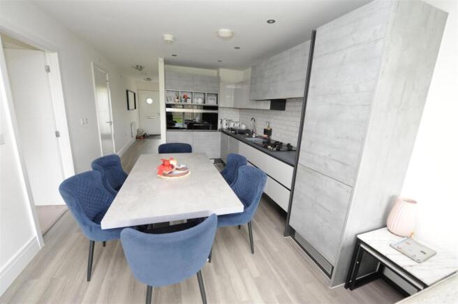 4 bed Detached for sale Image 8