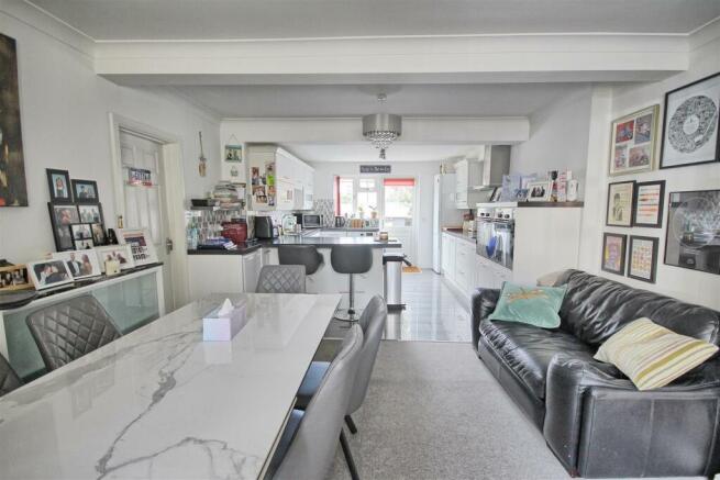 FAMILY ROOM/DINING ROOM
