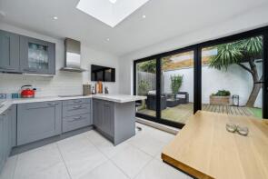 Flat A Basement, 14, Bassein Park Road, London W12 9RY