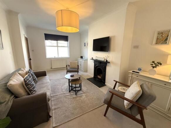 Lounge 4.JPG