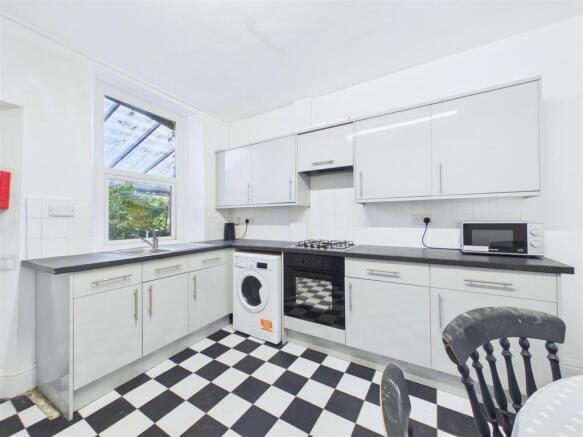 4 bed House to rent Image 5