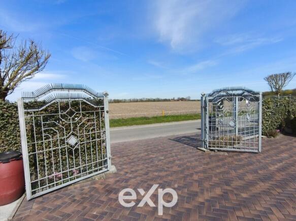 Eingangstore mit Weidblick