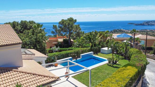 Elegant Mediterranean villa with pool and sea views