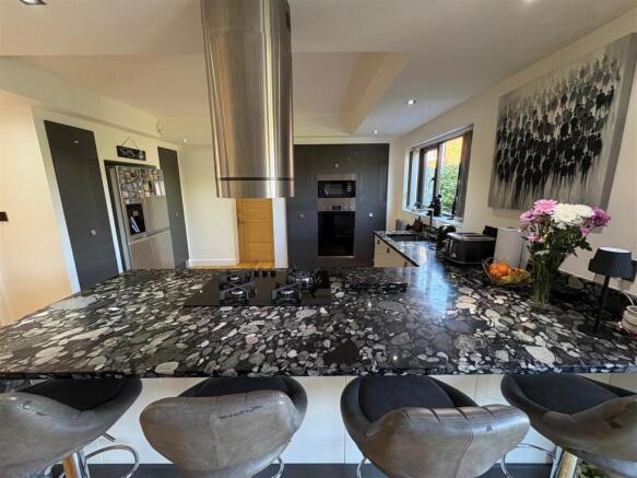 4 bed Detached for sale Image 10