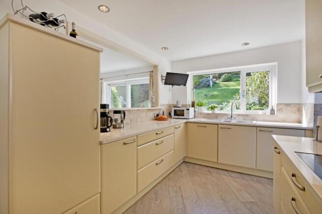 5 bed Detached for sale Image 4