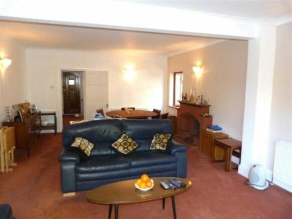 LOUNGE/DINING ROOM
